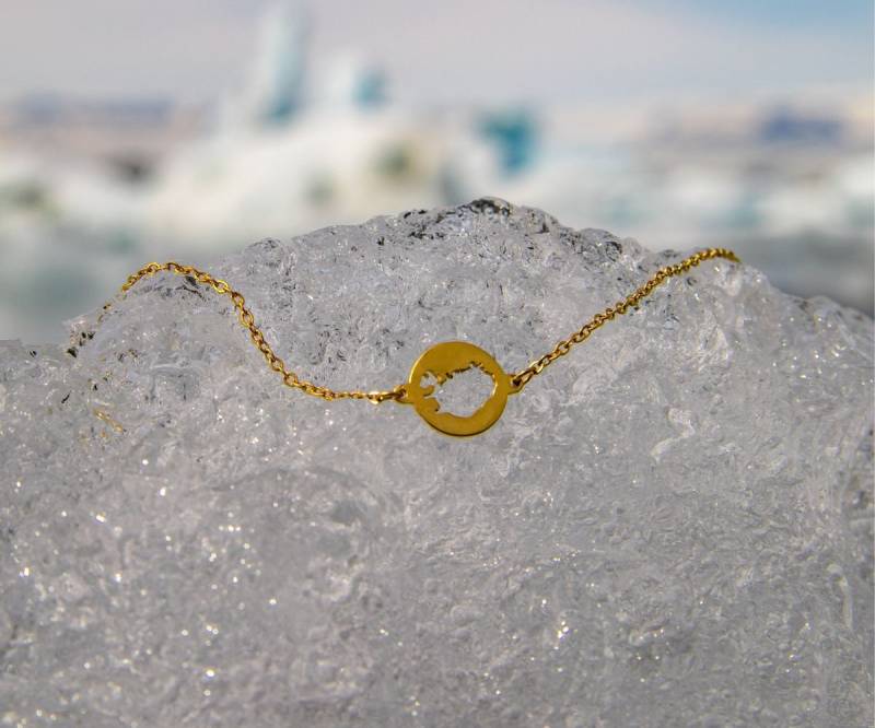 Armband Eyja in Gold - Inspiriert Von Der Natur Islands, Mit Island-Anhänger, Geschenk, Souvenir, Filigran, Für Island-Liebhaber Armband Eyja in Gold - Inspiriert Von Der Natur Islands, Mit Island-Anhänger, Geschenk, Souvenir, Filigran, Für Island-Liebhaber von FILJOS
