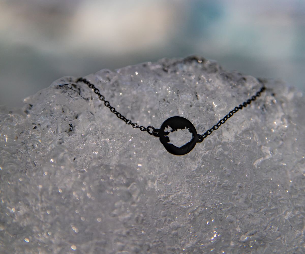 Armband Eyja in Schwarz - Inspiriert Von Der Natur Islands, Mit Island-Anhänger, Geschenk, Souvenir, Filigran, Für Island-Liebhaber Armband Eyja in Schwarz - Inspiriert Von Der Natur Islands, Mit Island-Anhänger, Geschenk, Souvenir, Filigran, Für Island-Liebhaber von FILJOS