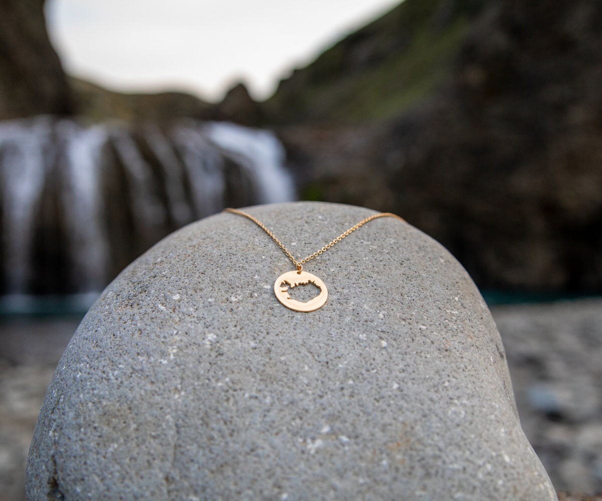 Halskette Eyja in Gold - Inspiriert Von Der Natur Islands, Kette Mit Island-Anhänger, Geschenk, Souvenir, Filigran, Island-Liebhaber Halskette Eyja in Gold - Inspiriert Von Der Natur Islands, Kette Mit Island-Anhänger, Geschenk, Souvenir, Filigran, Island-Liebhaber von FILJOS