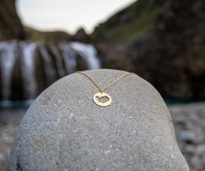Halskette Eyja in Gold - Inspiriert Von Der Natur Islands, Kette Mit Island-Anhänger, Geschenk, Souvenir, Filigran, Island-Liebhaber Halskette Eyja in Gold - Inspiriert Von Der Natur Islands, Kette Mit Island-Anhänger, Geschenk, Souvenir, Filigran, Island-Liebhaber von FILJOS