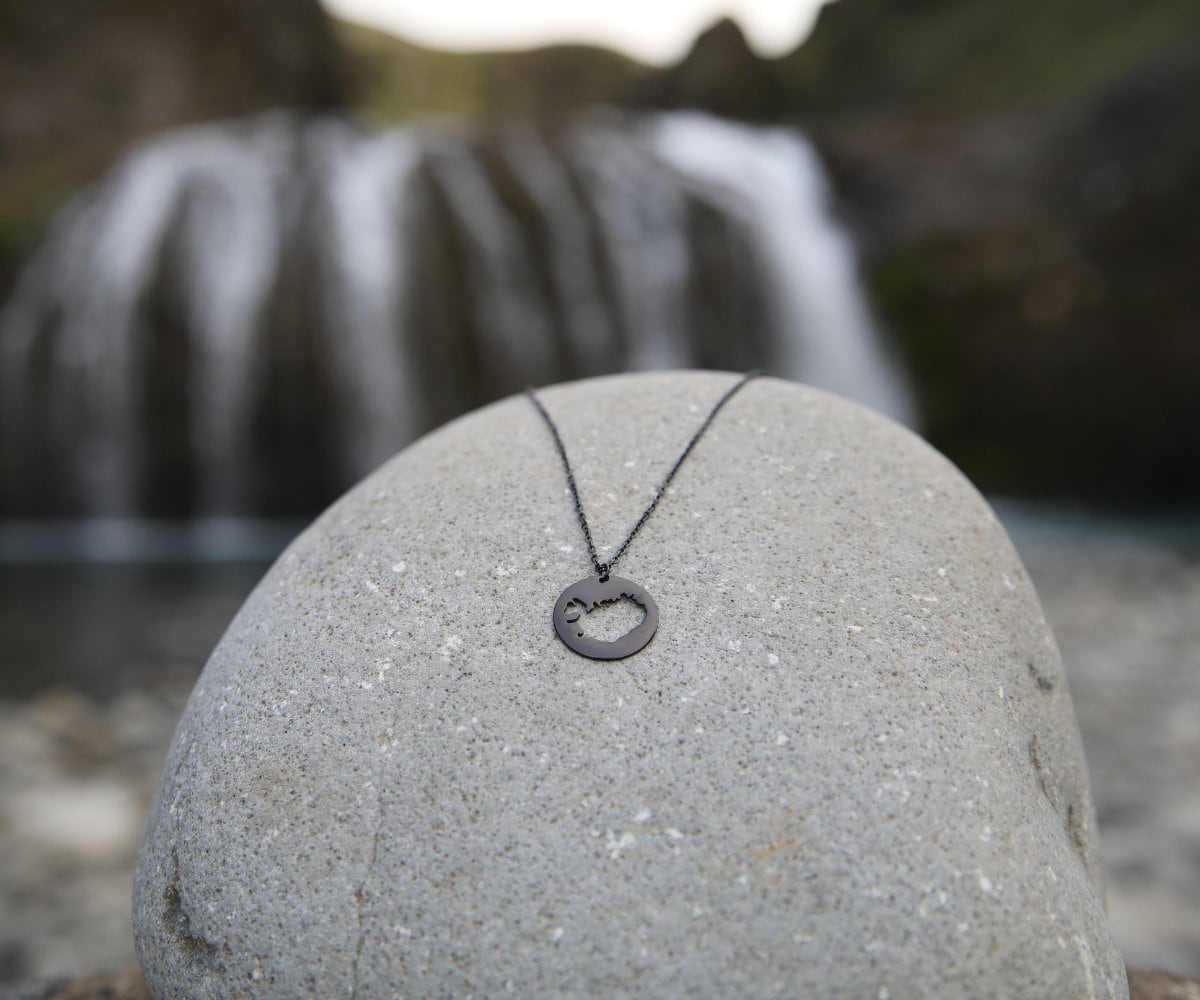 Halskette Eyja in Schwarz - Inspiriert Von Der Natur Islands, Kette Mit Island-Anhänger, Geschenk, Souvenir, Filigran, Island-Liebhaber Halskette Eyja in Schwarz - Inspiriert Von Der Natur Islands, Kette Mit Island-Anhänger, Geschenk, Souvenir, Filigran, Island-Liebhaber von FILJOS