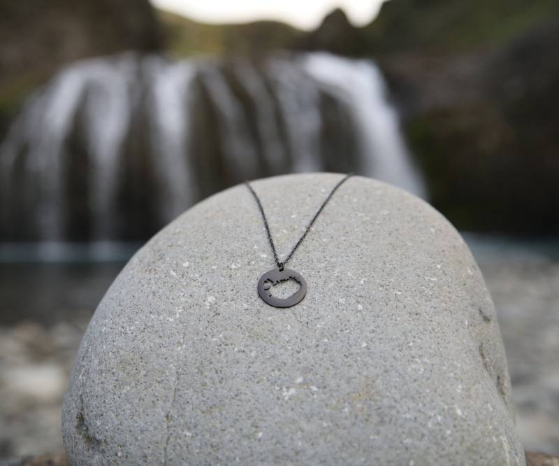 Halskette Eyja in Schwarz - Inspiriert Von Der Natur Islands, Kette Mit Island-Anhänger, Geschenk, Souvenir, Filigran, Island-Liebhaber Halskette Eyja in Schwarz - Inspiriert Von Der Natur Islands, Kette Mit Island-Anhänger, Geschenk, Souvenir, Filigran, Island-Liebhaber von FILJOS