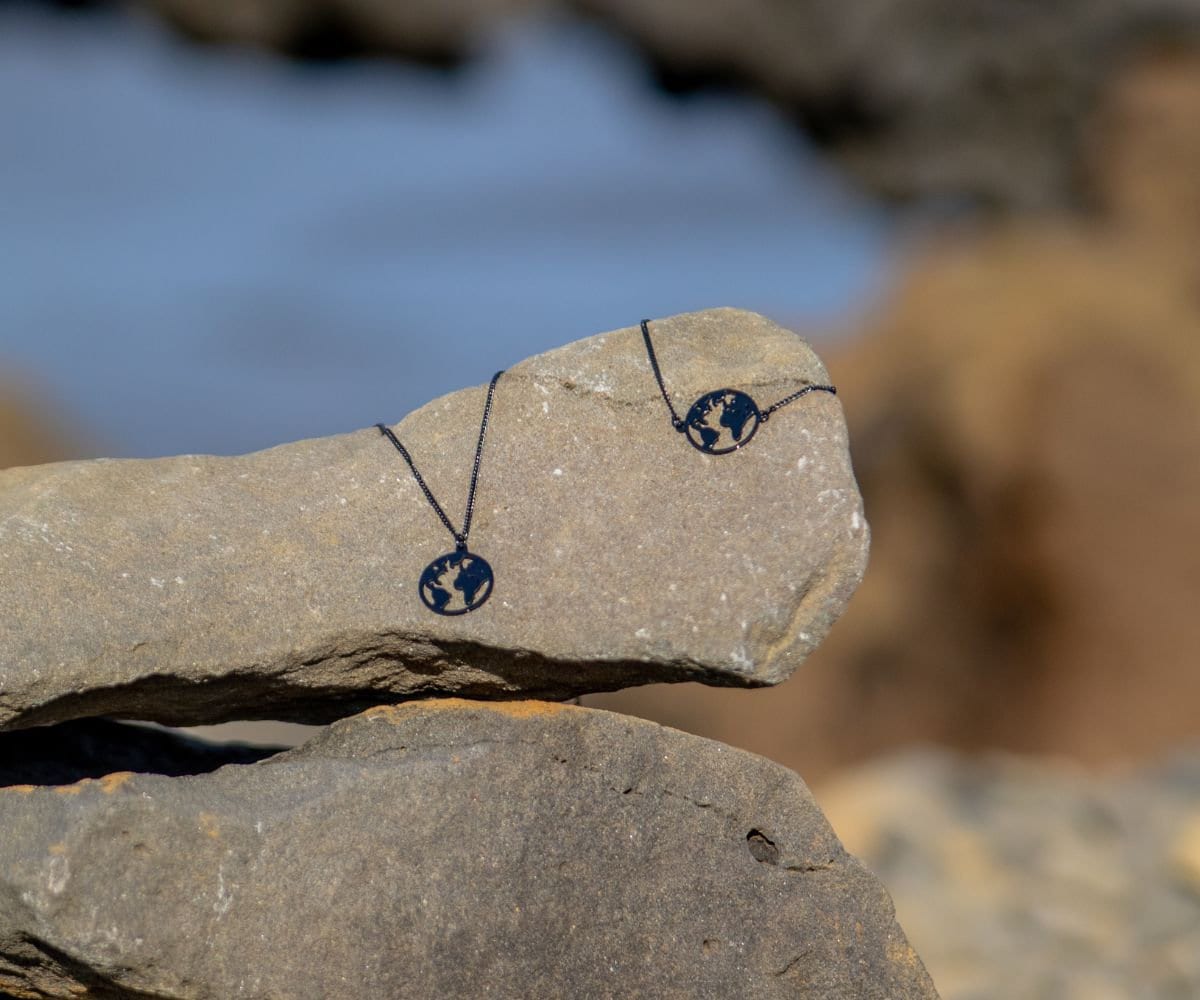 Halskette Heimur in Schwarz - Inspiriert Von Der Natur Islands, Kette Mit Welt-Anhänger, Geschenk, Souvenir, Filigran, Für Island-Liebhaber Halskette Heimur in Schwarz - Inspiriert Von Der Natur Islands, Kette Mit Welt-Anhänger, Geschenk, Souvenir, Filigran, Für Island-Liebhaber von FILJOS