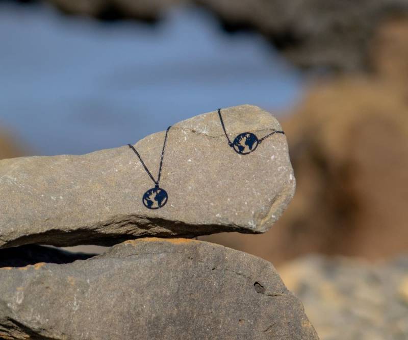 Halskette Heimur in Schwarz - Inspiriert Von Der Natur Islands, Kette Mit Welt-Anhänger, Geschenk, Souvenir, Filigran, Für Island-Liebhaber Halskette Heimur in Schwarz - Inspiriert Von Der Natur Islands, Kette Mit Welt-Anhänger, Geschenk, Souvenir, Filigran, Für Island-Liebhaber von FILJOS