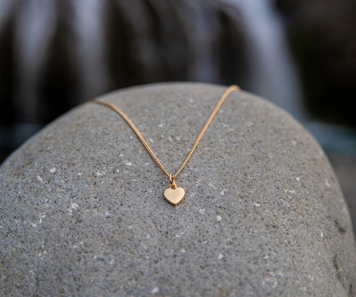 Halskette Indæl in Gold - Inspiriert Von Der Natur Islands, Kette Mit Herz-Anhänger, Geschenk, Souvenir, Filigran, Für Island-Liebhaber Halskette Indæl in Gold - Inspiriert Von Der Natur Islands, Kette Mit Herz-Anhänger, Geschenk, Souvenir, Filigran, Für Island-Liebhaber von FILJOS