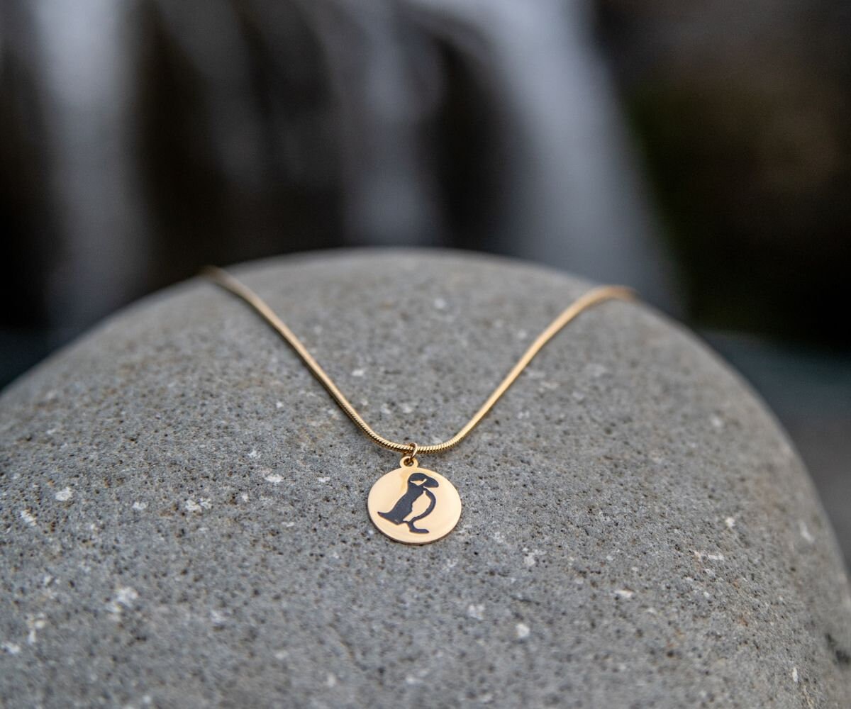 Halskette Puffin in Gold - Kette Mit Puffin-Anhänger, Inspiriert Von Den Puffins Auf Island, Geschenk, Souvenir, Filigran, Island-Liebhaber Halskette Puffin in Gold - Kette Mit Puffin-Anhänger, Inspiriert Von Den Puffins Auf Island, Geschenk, Souvenir, Filigran, Island-Liebhaber von FILJOS