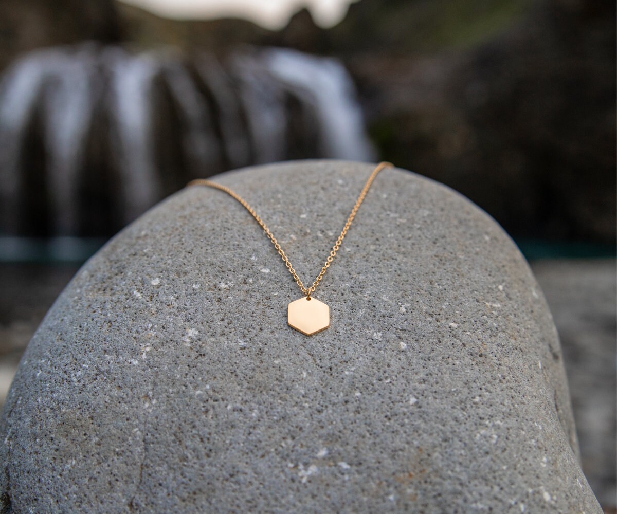 Halskette Uppruna in Gold - Inspiriert Von Der Natur Islands, Kette Mit Hexagon-Anhänger, Geschenk, Filigran, Für Island-Liebhaber Halskette Uppruna in Gold - Inspiriert Von Der Natur Islands, Kette Mit Hexagon-Anhänger, Geschenk, Filigran, Für Island-Liebhaber von FILJOS