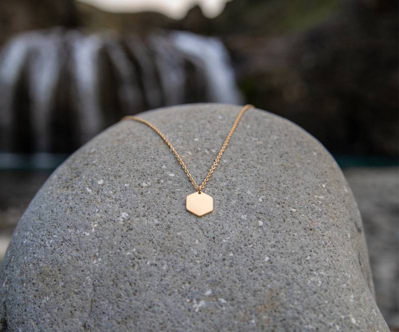 Halskette Uppruna in Gold - Inspiriert Von Der Natur Islands, Kette Mit Hexagon-Anhänger, Geschenk, Filigran, Für Island-Liebhaber von FILJOS