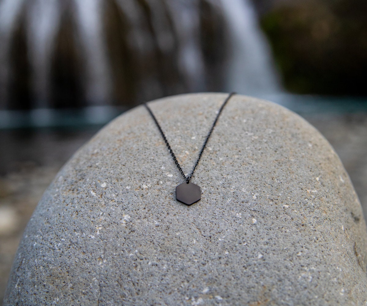 Halskette Uppruna in Schwarz - Inspiriert Von Der Natur Islands, Kette Mit Hexagon-Anhänger, Geschenk, Filigran, Für Island-Liebhaber Halskette Uppruna in Schwarz - Inspiriert Von Der Natur Islands, Kette Mit Hexagon-Anhänger, Geschenk, Filigran, Für Island-Liebhaber von FILJOS