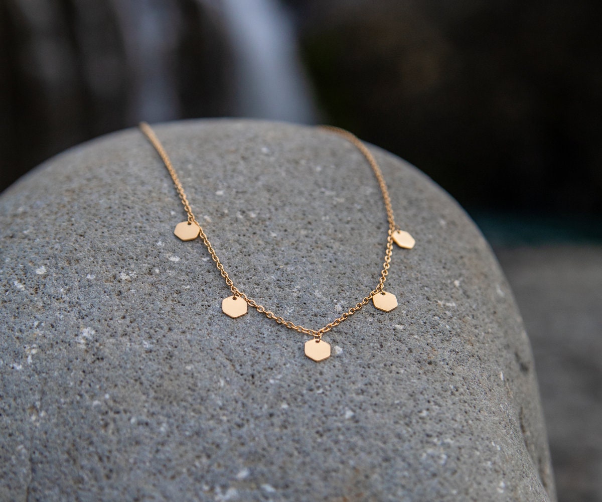 Halskette Uppruni in Gold - Inspiriert Von Der Natur Islands, Kette Mit Fünf Hexagon-Anhänger, Geschenk, Filigran, Für Island-Liebhaber Halskette Uppruni in Gold - Inspiriert Von Der Natur Islands, Kette Mit Fünf Hexagon-Anhänger, Geschenk, Filigran, Für Island-Liebhaber von FILJOS