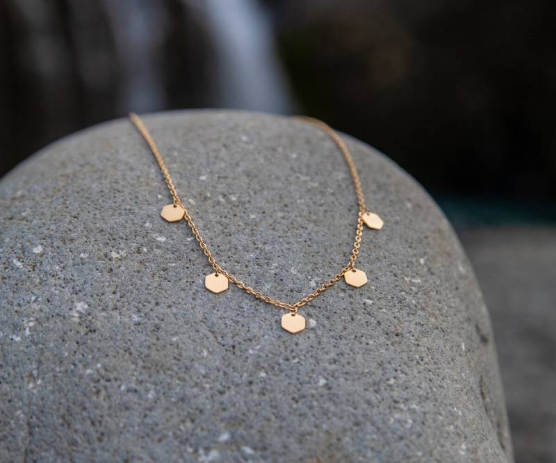 Halskette Uppruni in Gold - Inspiriert Von Der Natur Islands, Kette Mit Fünf Hexagon-Anhänger, Geschenk, Filigran, Für Island-Liebhaber Halskette Uppruni in Gold - Inspiriert Von Der Natur Islands, Kette Mit Fünf Hexagon-Anhänger, Geschenk, Filigran, Für Island-Liebhaber von FILJOS