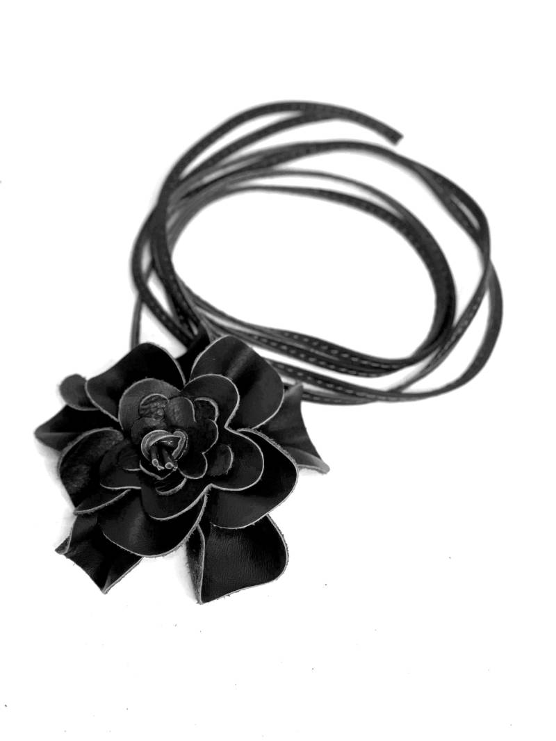 Fishinthesea - Flower Slim 0, 5cm Schmaler Gürtel Mit Lederblume in Schwarz Als Wickelgürtel, Taillen Oder Bindegürtel Echtleder L 260cm von FISHINTHESEAShop