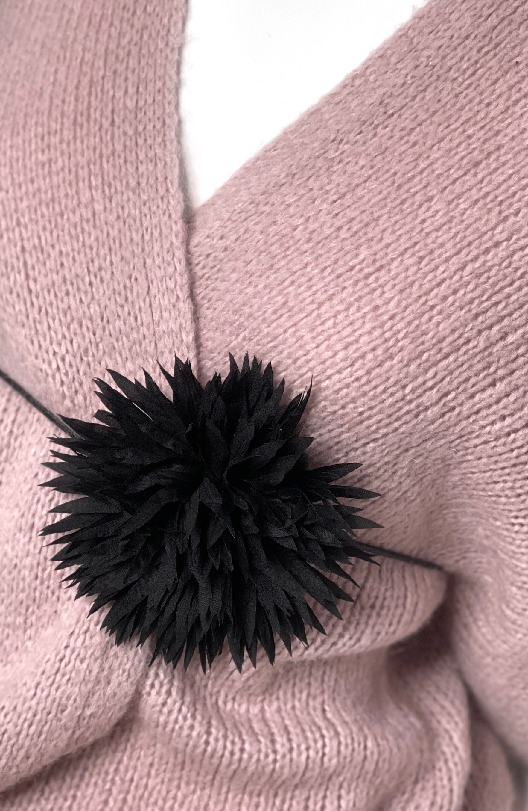 Fishinthesea - Beautiful Textile Flower in Black With Long Rope To Bend Even As Belt Where Ever It's Wished Diameter 15 cm Fishinthesea - Beautiful Textile Flower in Black With Long Rope To Bend Even As Belt Where Ever It's Wished Diameter 15 cm von FISHINTHESEAShop