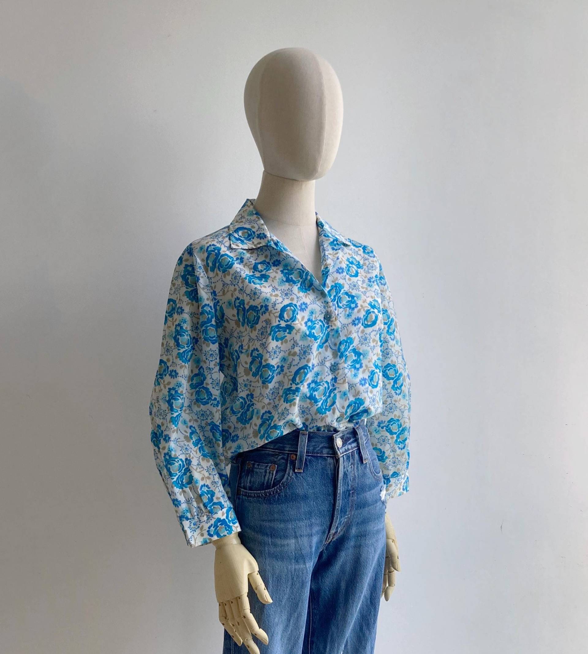 Vintage 1970Er Jahre Blaue Rose Blumendruck Kragenbluse Xs-S, Cabrio Knopfleiste Mit Schlaufenausschnitt, Langarm Leichtes Sommerhemd von FIVESTONESVINTAGE