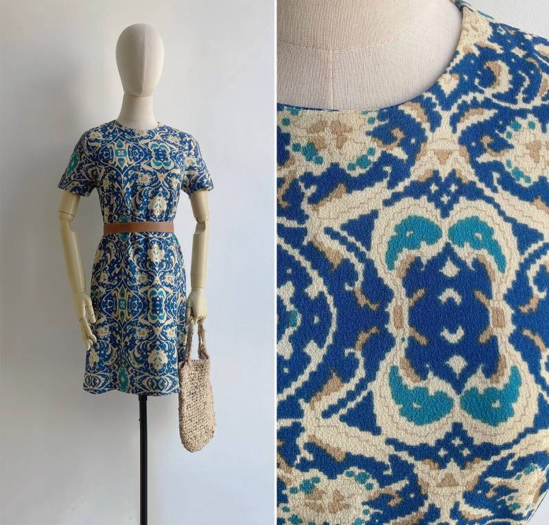 Vintage 1970S Blue Damask Floral Ikat Print Kleid S, Retro Mod Shift Mit Kurzen Ärmeln Und Rundhalsausschnitt von FIVESTONESVINTAGE