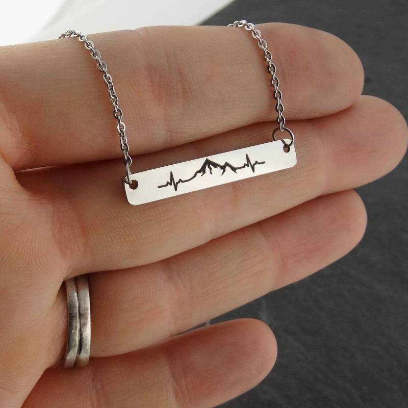 "Gravierte Berg Herzschlag Edelstahl Bar Halskette - 18 "Kette." von FJ4LifeCreations