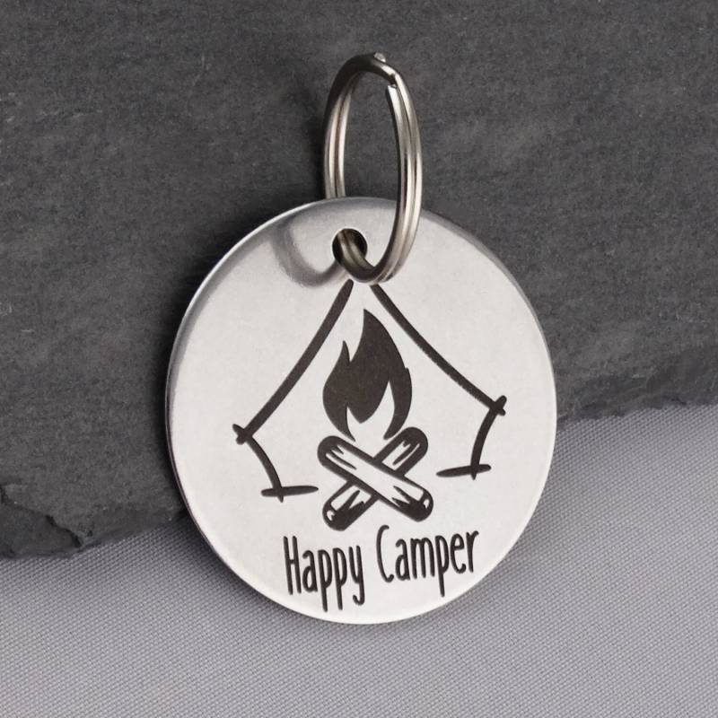 Gravierte "Happy Camper" Schlüsselanhänger - 39 Mm Rund Edelstahl Mit 20 Schlüsselring." von FJ4LifeCreations