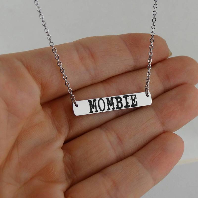 "Gravierte "Mombie" Edelstahl Bar Halskette Mit 18 "Kette." von FJ4LifeCreations