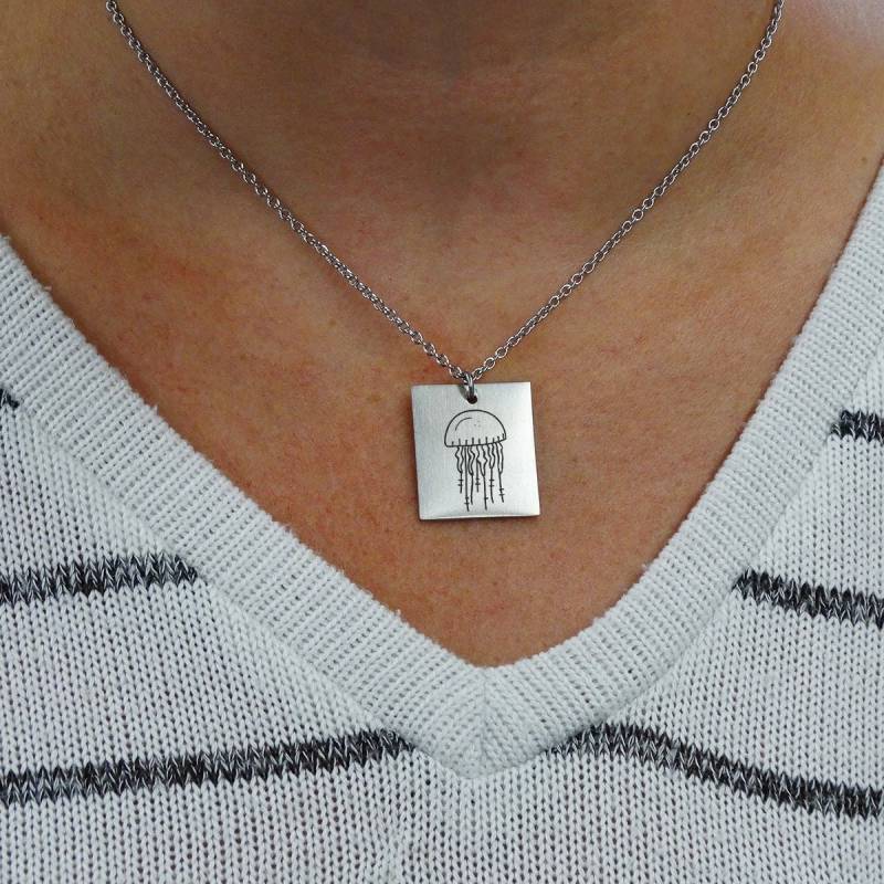 "Gravierte Qualle Anhänger Halskette - Edelstahl 18 "strand Ozean Nautical Charm." von FJ4LifeCreations
