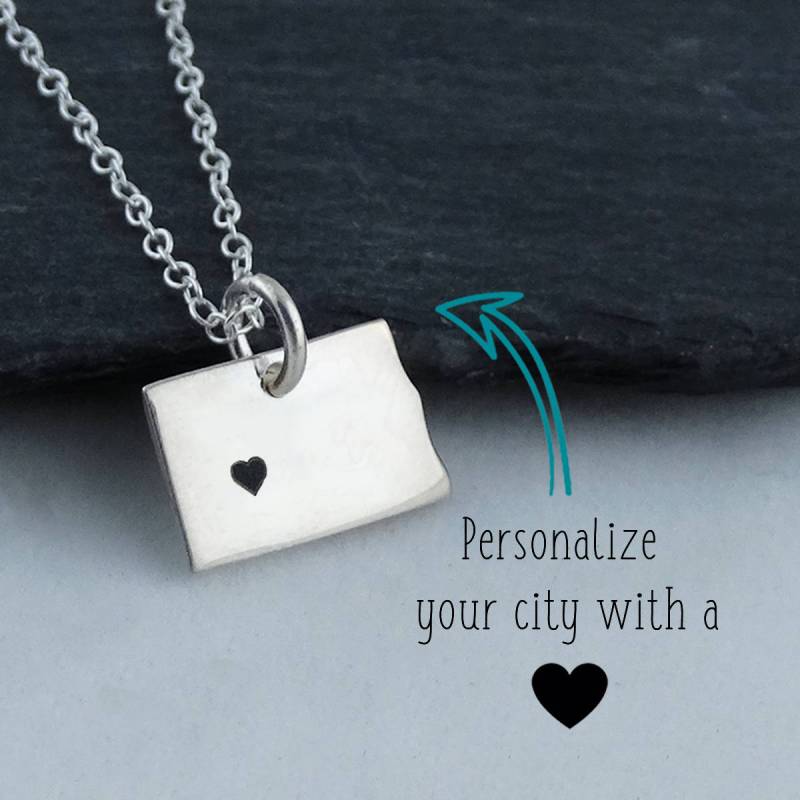 Personalisierte North Dakota Sterling Silber Charm Halskette Graviertes Stadt Herz von FJ4LifeCreations