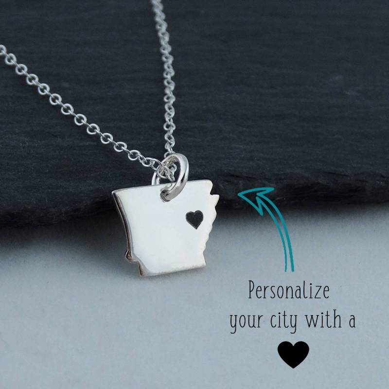 Personalisierte Arkansas State Anhänger Halskette Mit Graviertem Herz in Der Nähe Ihrer Stadt - 925 Sterling Silber von FJ4LifeCreations