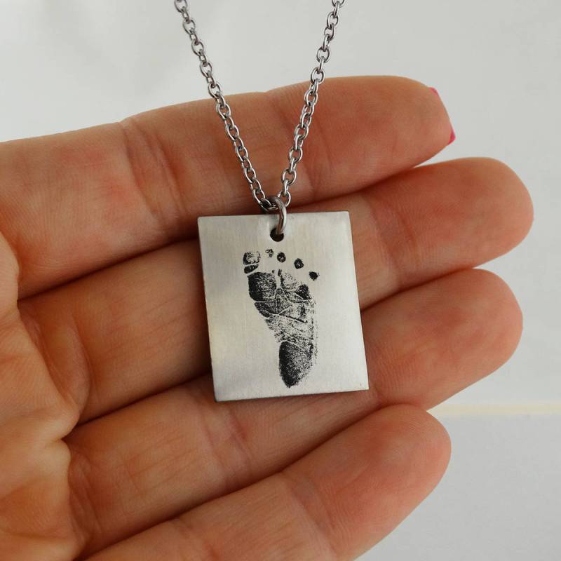 Personalisierte Baby Fußabdruck Anhänger Halskette - Gravierter Edelstahl 18 "Kette Senden Sie Ein Foto Des Drucks Personalisierte Baby Fußabdruck Anhänger Halskette - Gravierter Edelstahl 18 "Kette Senden Sie Ein Foto Des Drucks von FJ4LifeCreations