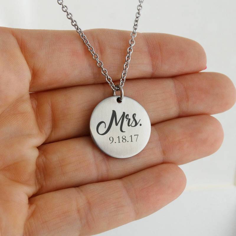Personalisierte Mrs. Edelstahl-Halskette Lasergravierte Hochzeitsdatum Charm von FJ4LifeCreations