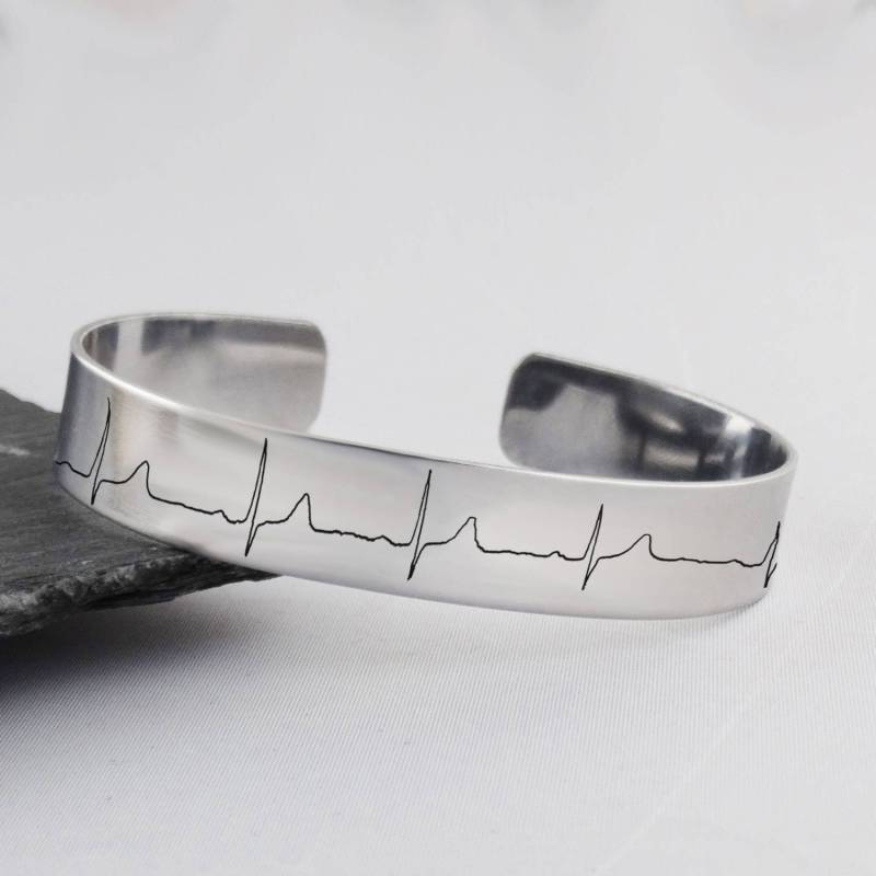 Personalisierte Ekg Manschette Armband - 1/2 "x 7" Edelstahl Mit Personalisierte Herzschlag Bild von FJ4LifeCreations