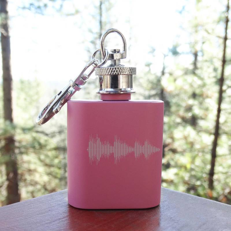 Personalisierte Mini Schlüsselanhänger Flachmann Mit Gravur Benutzerdefinierte Schallwelle - 1 Unze Matt Rosa Edelstahl von FJ4LifeCreations