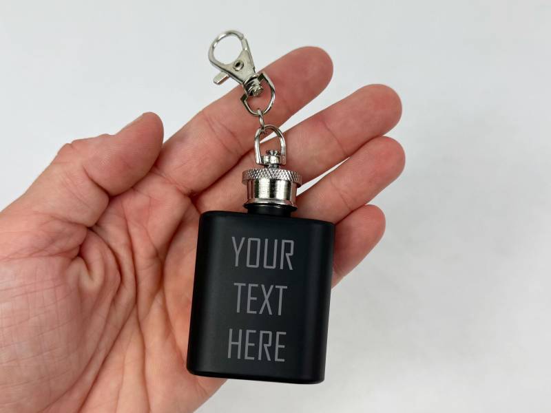 Personalisierte Mini Schlüsselanhänger Flachmann Mit Individueller Gravur - 1Oz Mattschwarzer Edelstahl von FJ4LifeCreations
