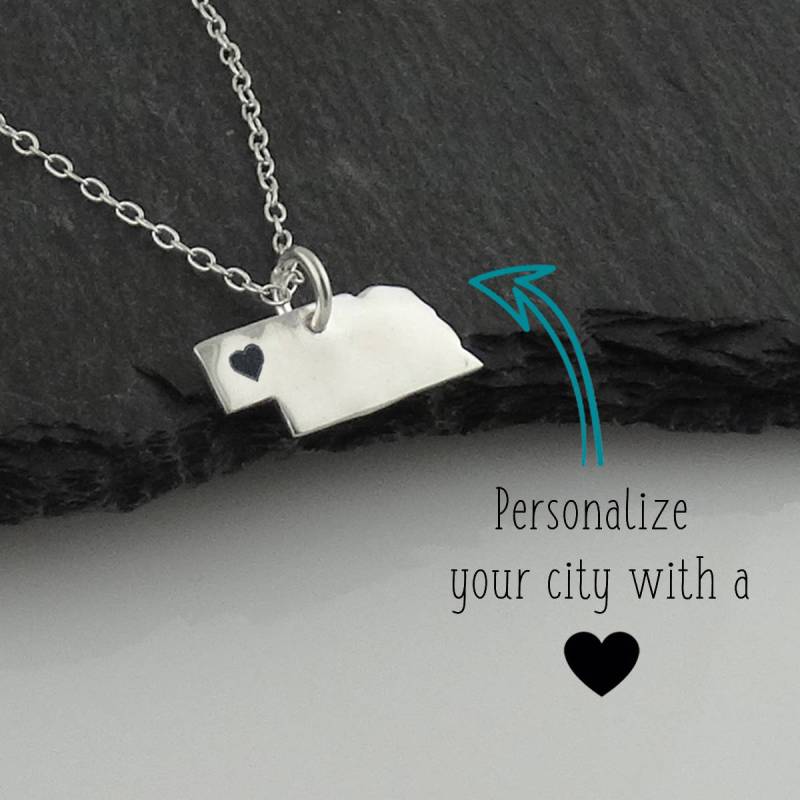 Personalisierte Nebraska State Charm Halskette Mit Eingraviertem Herz in Der Nähe Ihrer Stadt - 925 Sterling Silber von FJ4LifeCreations