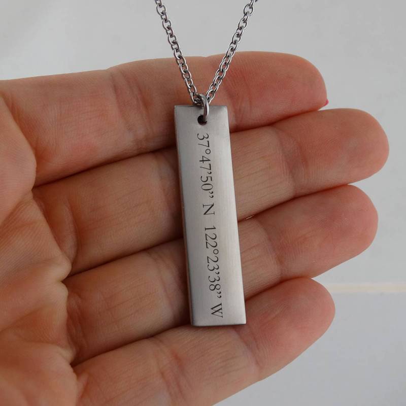 Personalisierte Vertikale Stab-Halskette Aus Edelstahl Mit Gravur Koordinaten von FJ4LifeCreations
