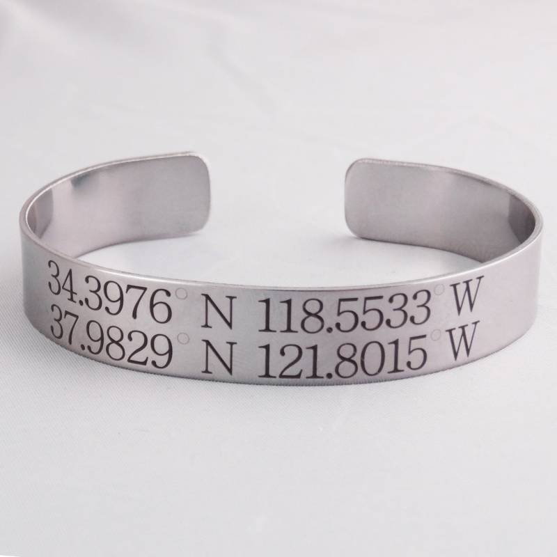 Personalisiertes Armband Mit Gravur Als Koordinaten von FJ4LifeCreations