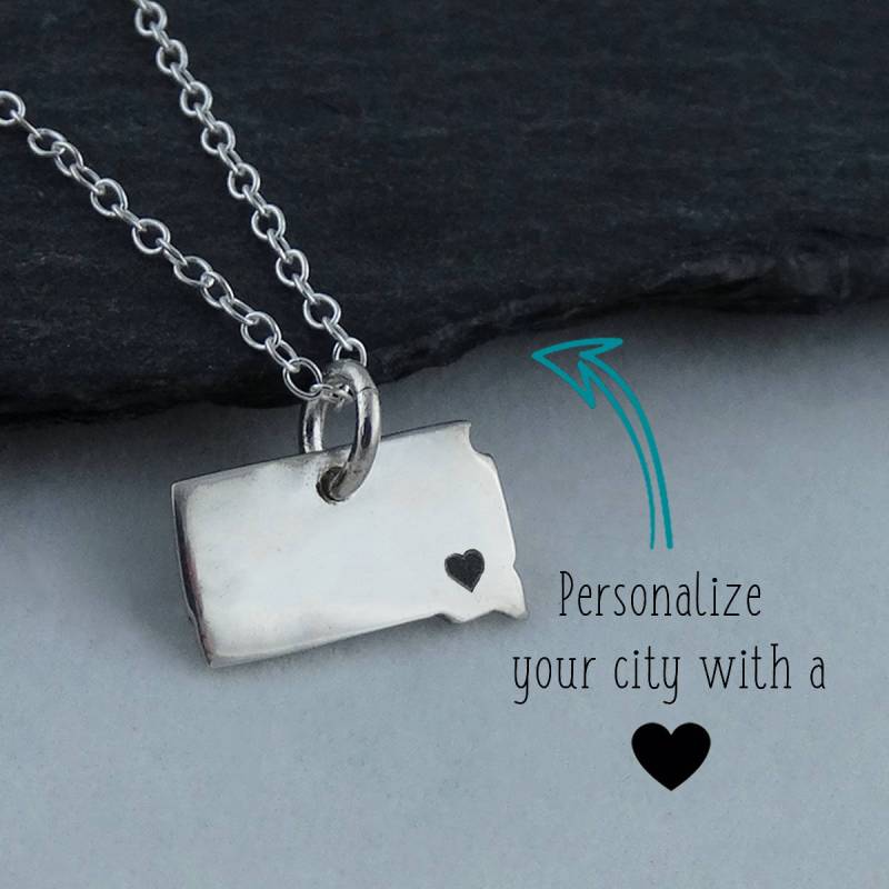 Personalisierte South Dakota Sterling Silver State Halskette Graviertes Stadtherz von FJ4LifeCreations