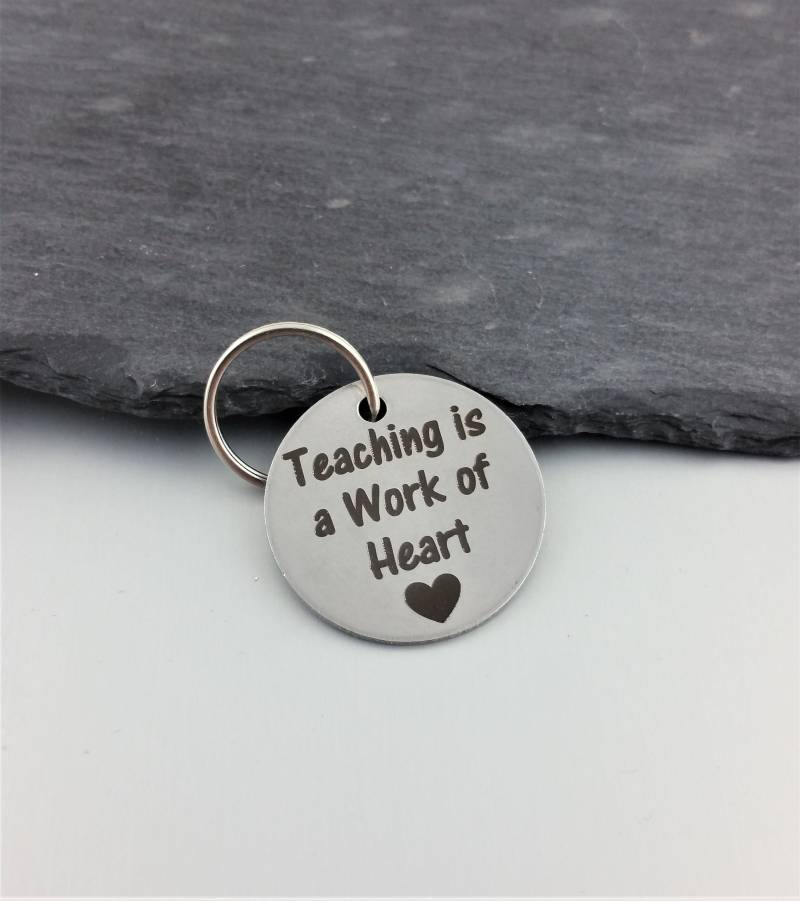 Teach Is A Work Of Heart Schlüsselanhänger - Edelstahl Geschenk Für Lehrer Mit Gravur von FJ4LifeCreations