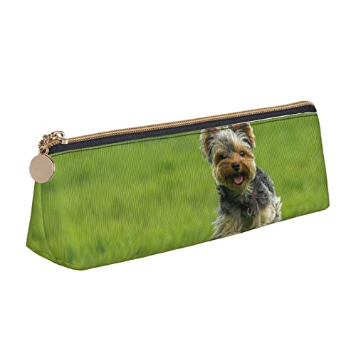 FJAUOQ Yorkshire Terrier Tier Muster Bleistift Tasche Dreieck Stift Fall Tragbare Bleistift Tasche Leder Organizer mit Reißverschluss Kosmetiktasche Tasche, weiß, Einheitsgröße, federmäppchen von FJAUOQ