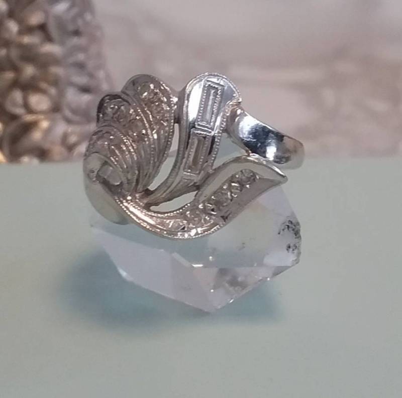 Jahrgang Diamant-Ring 14 Karat Weißgold.15 Tw Jahrgang Diamant-Ring 14 Karat Weißgold.15 Tw von FJRJewelers