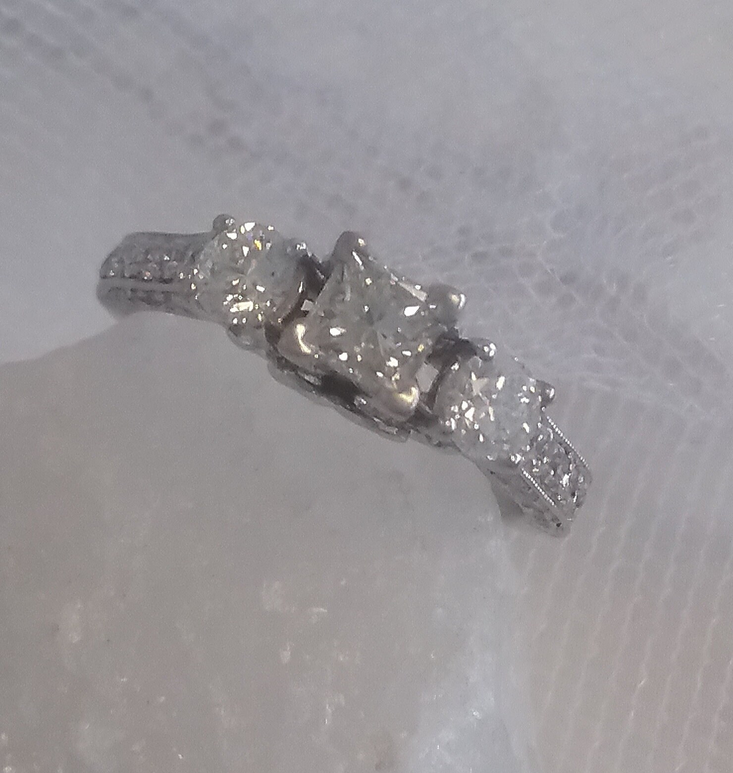 Jahrgang Inspiriert 3-stein Diamant Verlobungsring 1, 00 Karat in 14 Weißgold Jahrgang Inspiriert 3-stein Diamant Verlobungsring 1, 00 Karat in 14 Weißgold von FJRJewelers