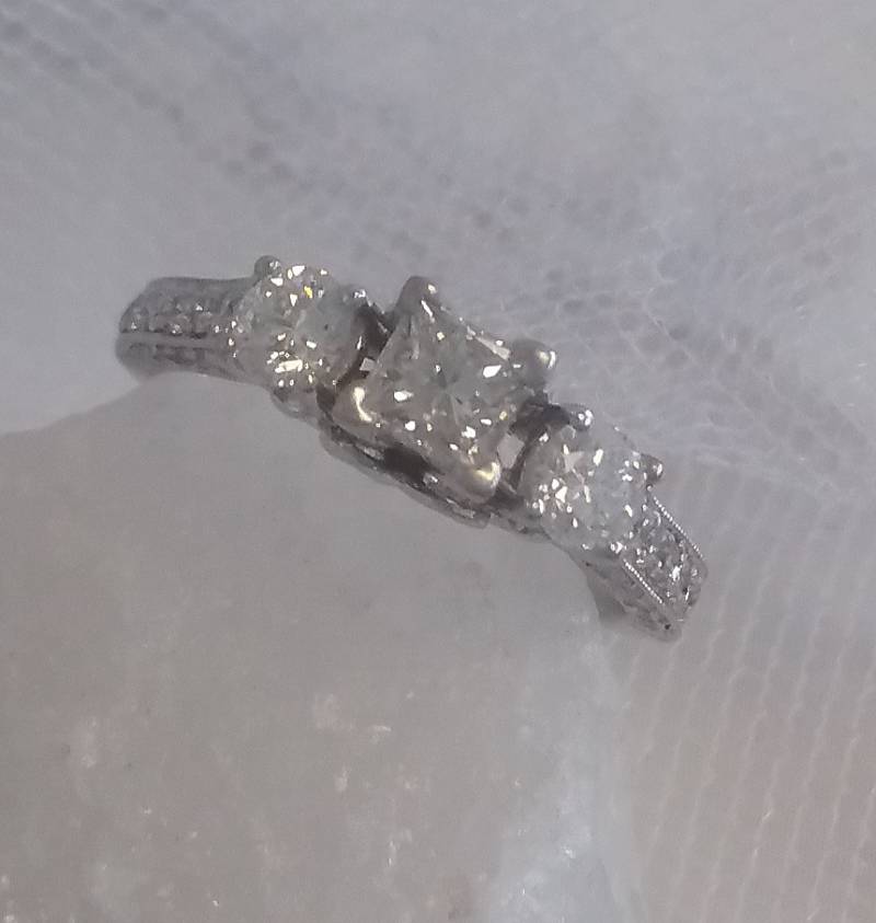 Jahrgang Inspiriert 3-stein Diamant Verlobungsring 1, 00 Karat in 14 Weißgold Jahrgang Inspiriert 3-stein Diamant Verlobungsring 1, 00 Karat in 14 Weißgold von FJRJewelers