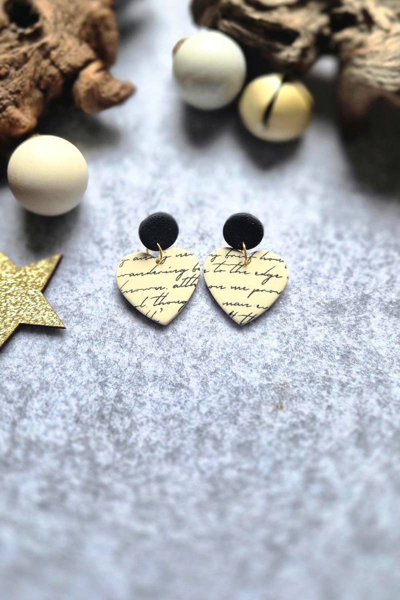 Herz Polymer Clay Ohrringe, Handgearbeitete Polymerton Ohrringe in Beige Und Schwarz, Edelstahl Ohrstecker, Nickelfrei von FKClayCreations