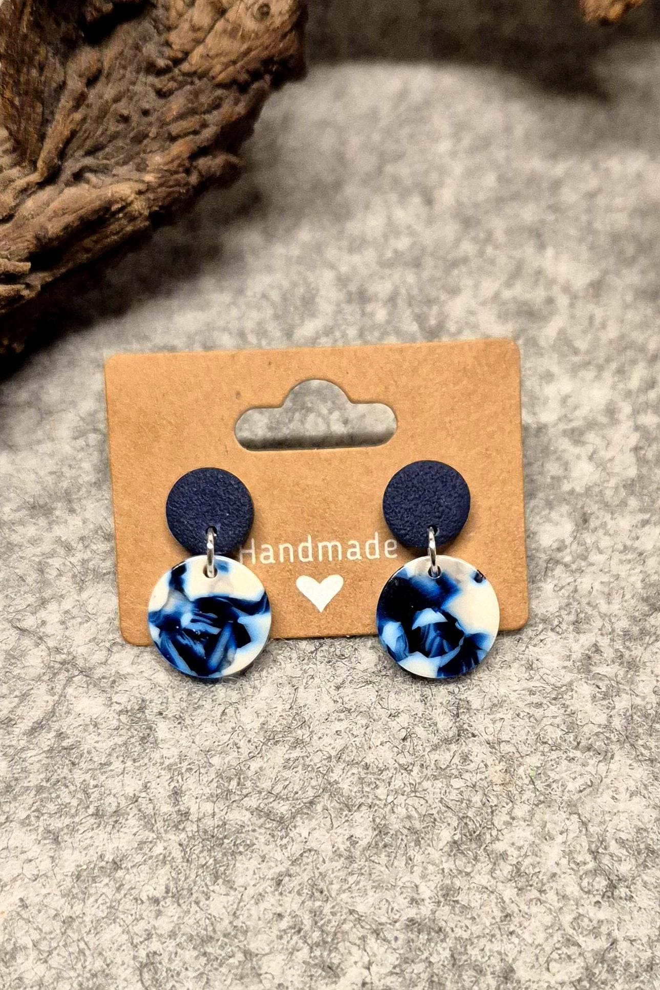 Kleine Polymer Clay Ohrringe Mit Acryl Anhänger/ Blaue Mini Ohrringe/ Dunkelblaue Hängeohrringe/ Edelstahl/ Nickelfrei von FKClayCreations