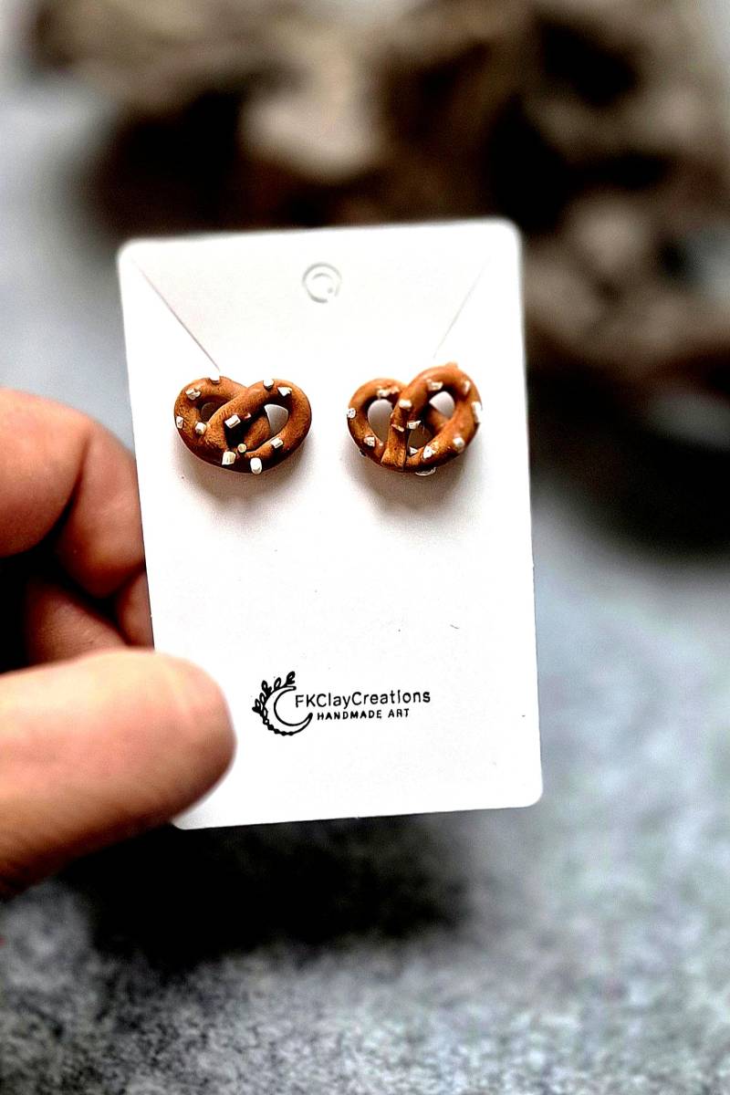 Polymer Clay Brezel Ohrstecker Kollektion "Food", Süße Ohrstecker, Handgearbeitete Aus Edelstahl, Nickelfrei von FKClayCreations