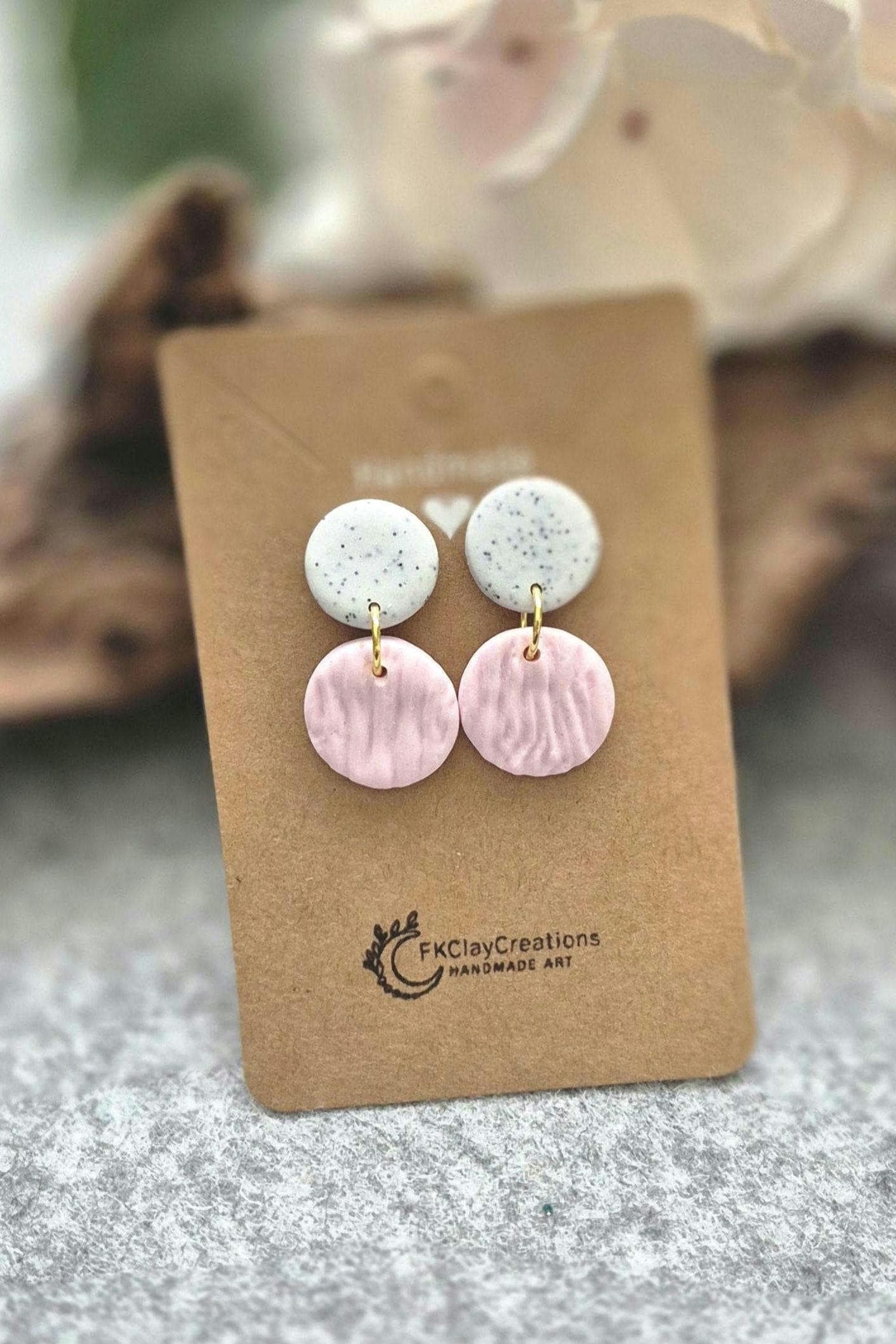Polymer Clay Ohrringe/Kleine Ohrringe/ Hellrosa Graue Ton Hängeohrringe/ Edelstahl/ Nickelfrei von FKClayCreations