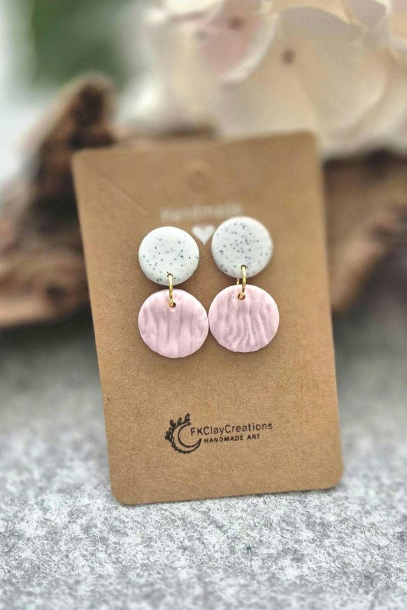 Polymer Clay Ohrringe/Kleine Ohrringe/ Hellrosa Graue Ton Hängeohrringe/ Edelstahl/ Nickelfrei von FKClayCreations