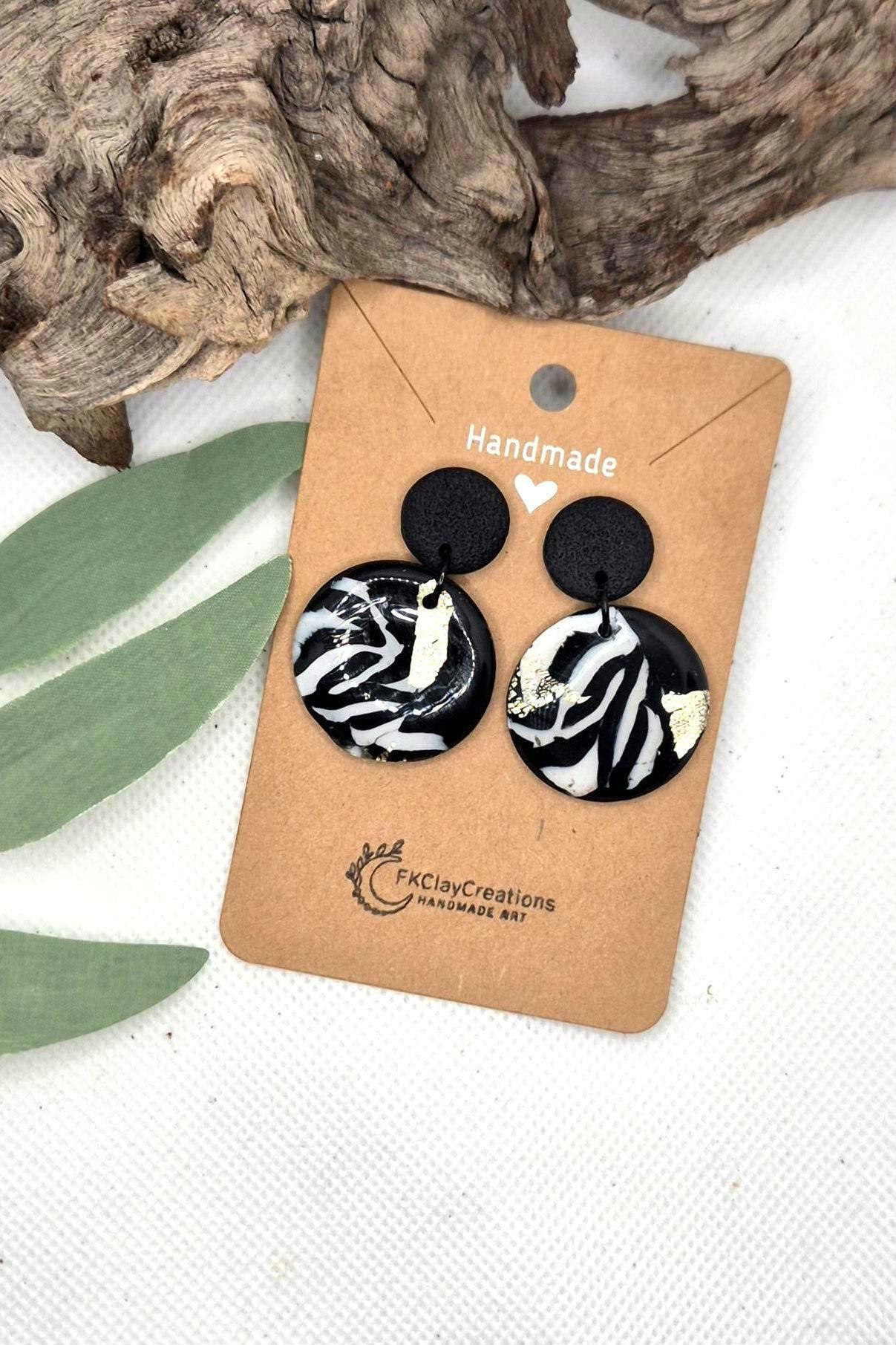Polymer Clay Ohrringe Zebra/ Schwarz Weiße Polymerton Ohrringe/ Animalprint/ Moderne Ton Hängeohrringe/ Edelstahl/ Nickelfrei von FKClayCreations