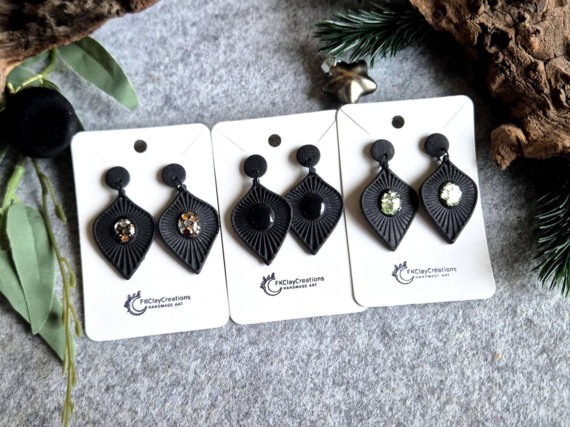 Schwarze Weihnachtsornament Polymerclay Ohrringe , Polymerton Statement Ohrringe, Handgearbeitete, Große Edelstahl, Nickelfrei von FKClayCreations