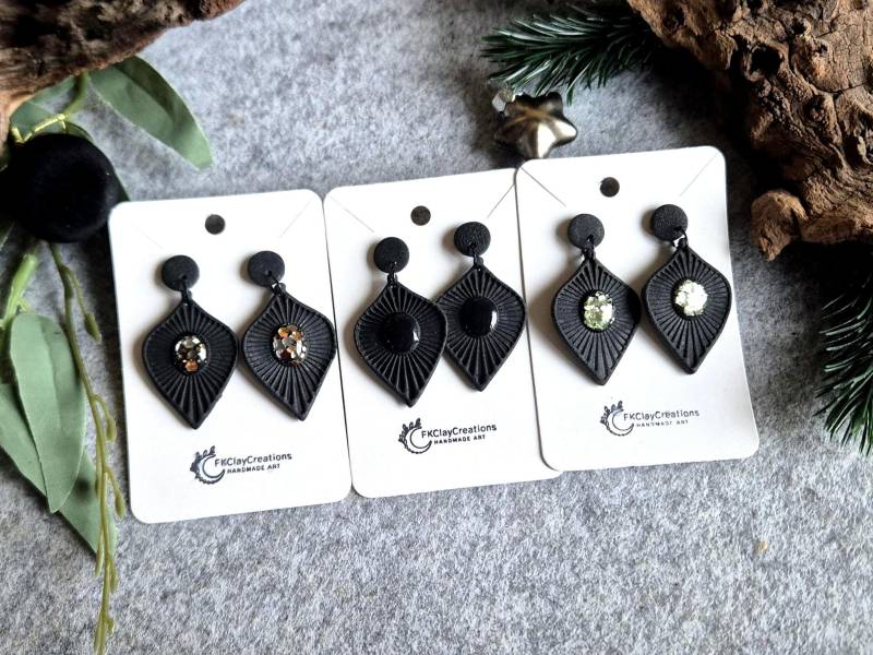 Schwarze Weihnachtsornament Polymerclay Ohrringe , Polymerton Statement Ohrringe, Handgearbeitete, Große Edelstahl, Nickelfrei von FKClayCreations