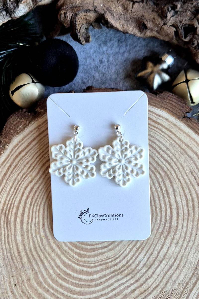 Weiße Polymerclay Schneeflocken Ohrringe, Handgearbeitete Winter 925 Versilberte Kugelohrstecker von FKClayCreations