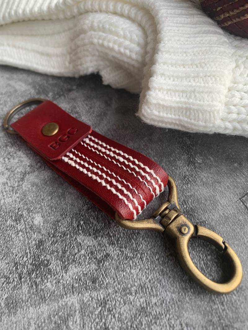 Personalisierte Leder Cricket Schlüsselanhänger Handgefertigtes Geschenk Für Liebhaber Personalisierte Leder Cricket Schlüsselanhänger Handgefertigtes Geschenk Für Liebhaber von FLAXANDHIDE