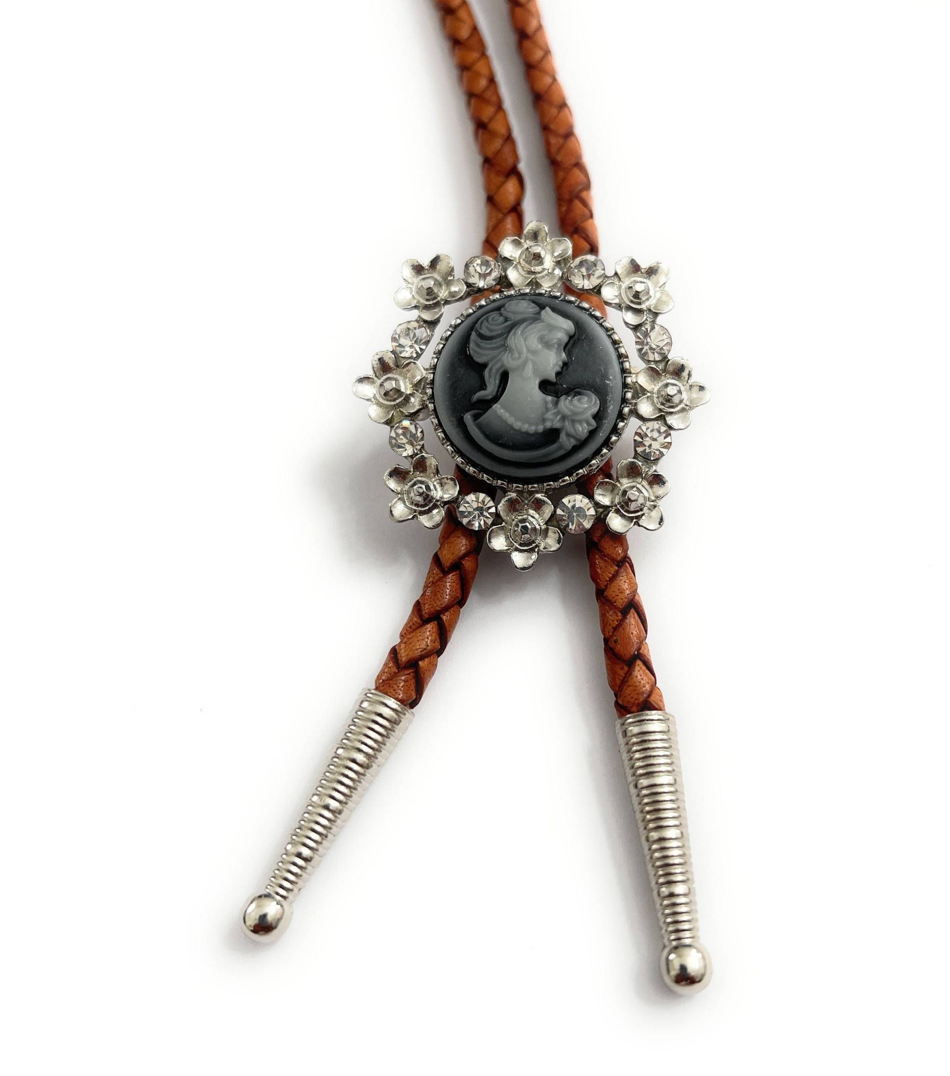 Handmade Amazing Design Cameo Bolo Krawatte - Personalisierte Kordel Farbe, Länge, Und Spitzen von FLEAMARKETCAVE2